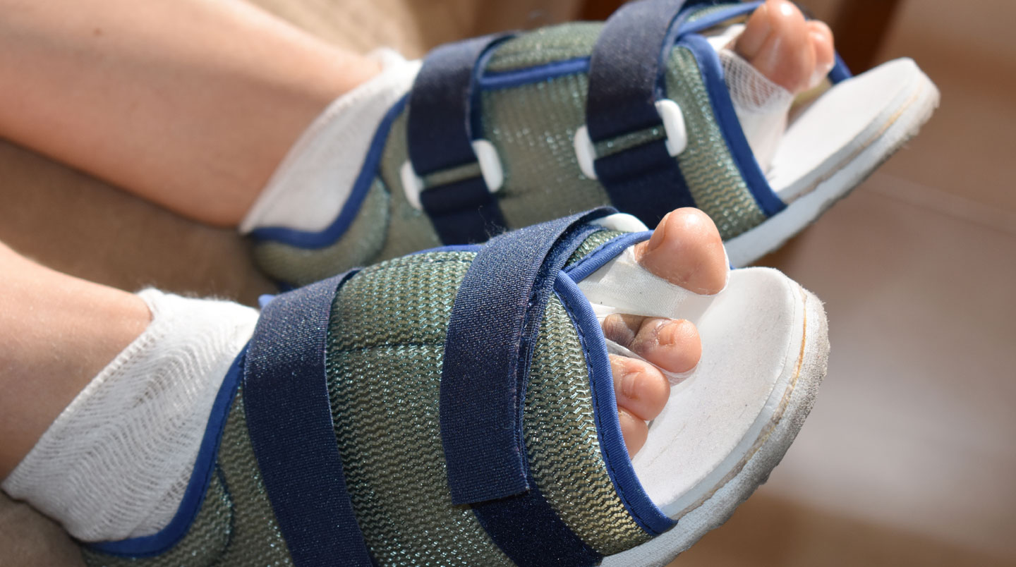 Illustration isométrique en flat design montrant un chemin ascendant traversant quatre plateformes circulaires colorées (bleu, cyan, vert, jaune) avec pictogrammes de glace, chaussures médicales, chaussures normales et chaussures de sport, jalonnées par les repères temporels J1-J3, J7-J21, J21-J45 et M2-M3